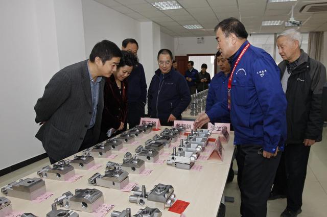 领导查阅比赛试卷.jpg