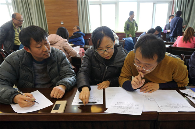 图2 党员们积极参与学习教育活动.JPG