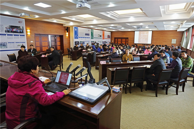 图3  第三党支部书记孙秋云同志向全体党员解读十八届六中全会公报.JPG