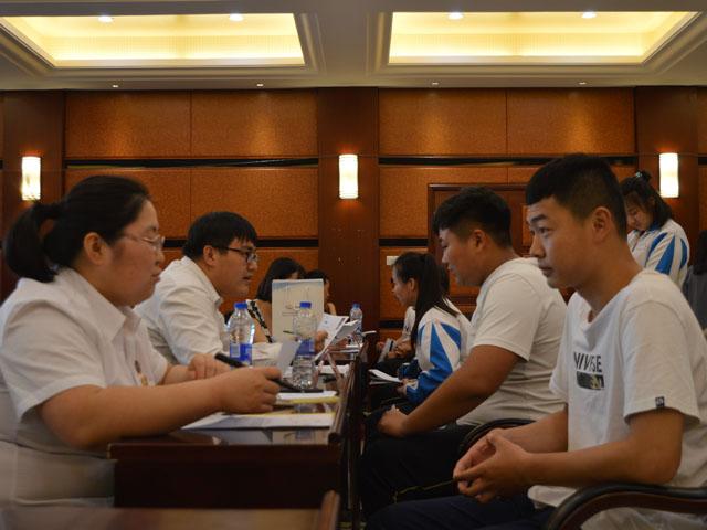 图二 到场的同学积极与招聘人员沟通.jpg