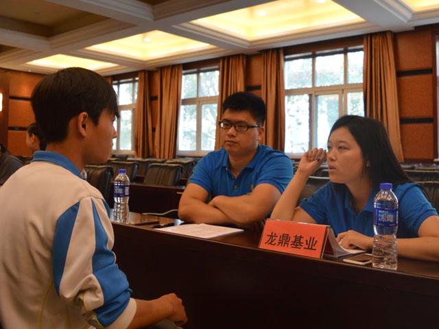 图三 同学与招聘人员交流.jpg