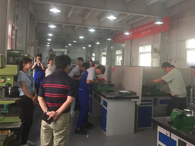 图1 学院领导参观钳工项目决赛_副本.jpg 图1 学院领导参观钳工项目决赛_副本.jpg