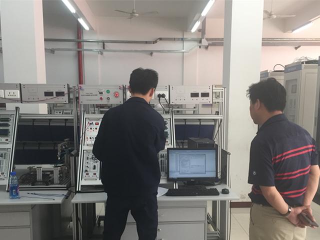 图2 学院领导参观单片机项目决赛_副本.jpg 图2 学院领导参观单片机项目决赛_副本.jpg