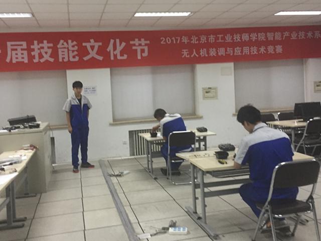 图3 无人机参赛选手正在决赛_副本.jpg 图3 无人机参赛选手正在决赛_副本.jpg