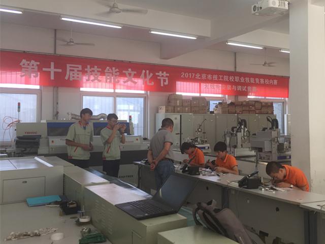 图4 无线电装参赛选手正在决赛_副本.jpg 图4 无线电装参赛选手正在决赛_副本.jpg