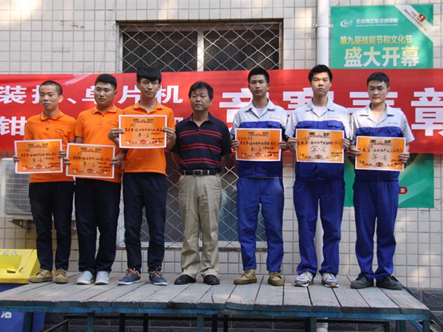 图7 学院副院长熊军权为获奖选手颁奖_副本.jpg