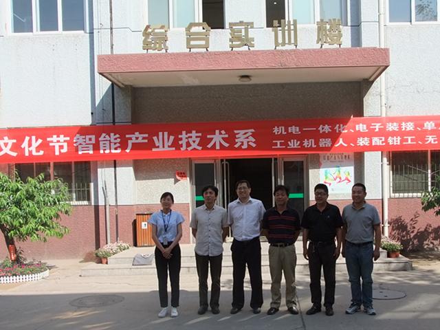 图5 学院领导与智能系教师合影留念_副本.jpg