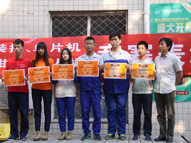 图8 院长助理蔡夕忠为获奖选手颁奖_副本.jpg