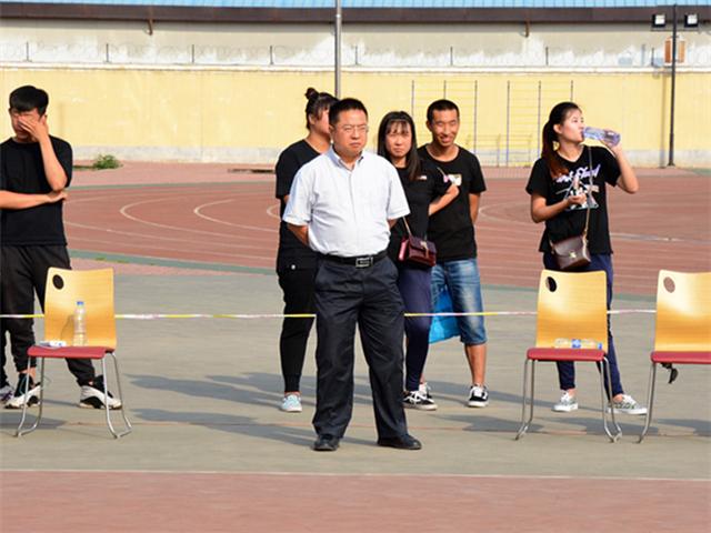 2领导观看比赛.jpg 2领导观看比赛.jpg
