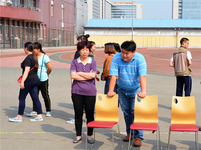 3学校领导观赛.jpg 3学校领导观赛.jpg