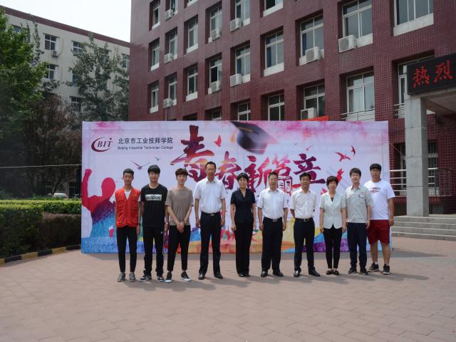 图一 学院领导与校友会成员合影.jpg 图一 学院领导与校友会成员合影.jpg