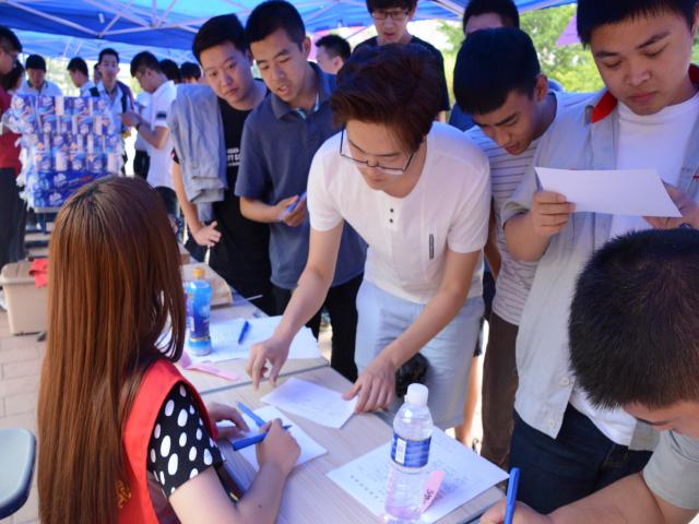 图六 现场签到处.jpg