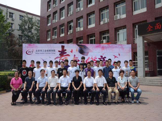 图四 学院领导与毕业生合影留念--3.jpg