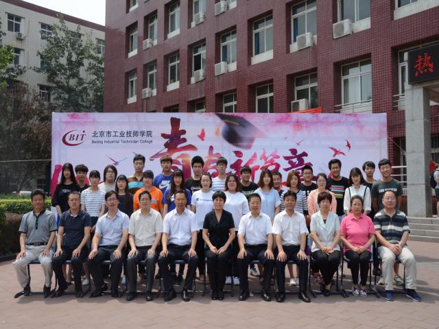 图五 学院领导与毕业生合影留念--4.jpg